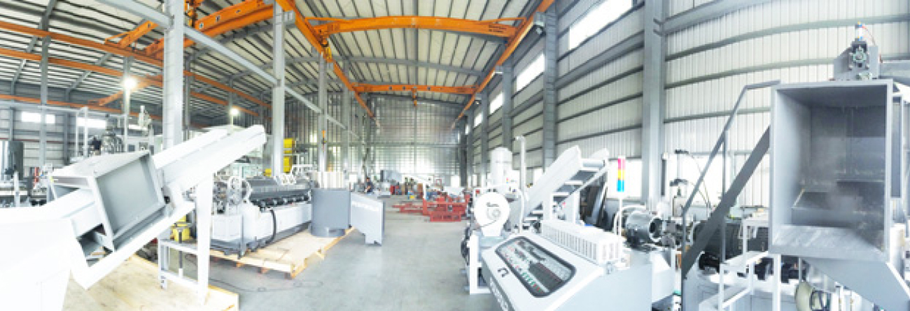 instalación de máquina de reciclaje POLYSTAR en fábrica de producción de plástico